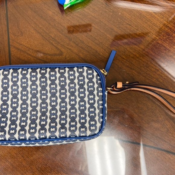 Tory Burch | Gemini Link Wristlet - Picture 3 of 5